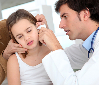 niña con otitis en consulta médica