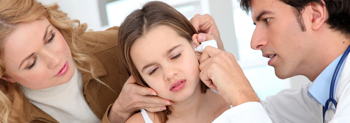 niña con otitis en consulta médica