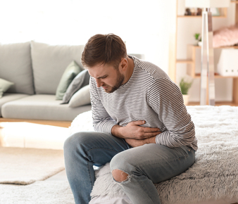 Persona con síntomas de pancreatitis