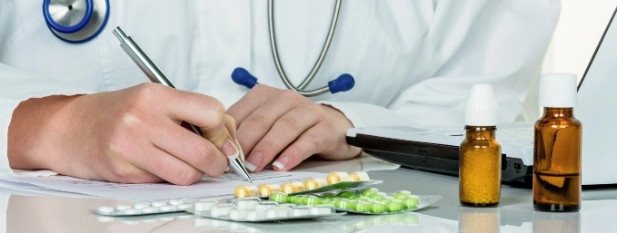médico escribe una receta de prednisona