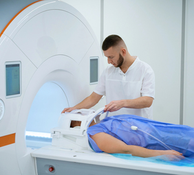 paciente en resonador magnético junto a tecnólogo médico