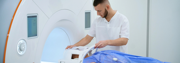 paciente en resonador magnético junto a tecnólogo médico