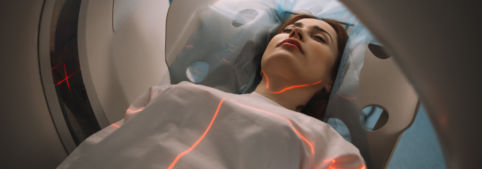 mujer en máquina de tomografía realizándose examen