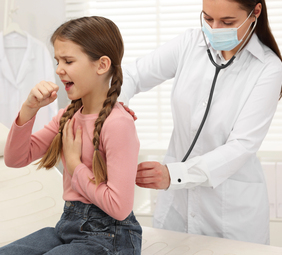 niña con tos ferina en el médico