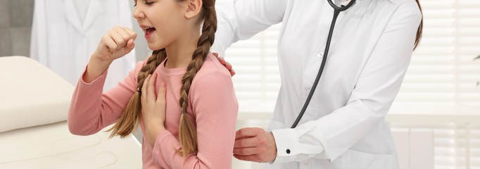 niña con tos ferina en el médico