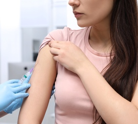 mujer vacunándose contra el VPH