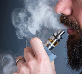 persona vapeando con un cigarro electrónico