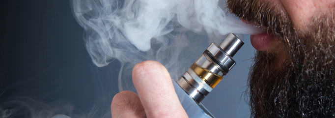 persona vapeando con un cigarro electrónico