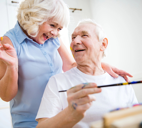 personas mayores pintando