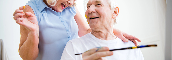 personas mayores pintando